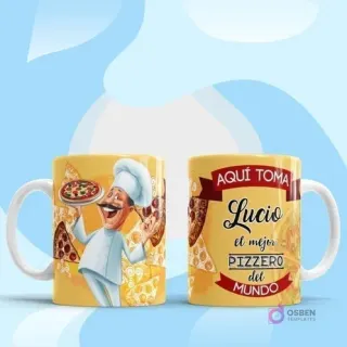 Taza personalizada para 'Lucio el mejor Pizzero del mundo', con un pizzero sosteniendo una pizza, sobre un fondo amarillo con motivos de pizza y fondo azul claro con nubes.