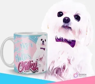 Taza sublimada con diseño de cachorro Maltés y frase 'La vida va mucho mejor con mi Maltés Chiku', acompañada de una ilustración de un perro Maltés con lazo morado