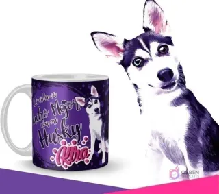 Taza con diseño de cachorro Husky y frase 'La vida va mucho mejor con mi Husky Kira', al lado de una ilustración vibrante de un Husky con ojos de diferente color