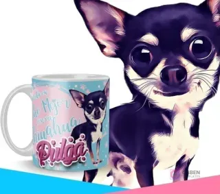 Taza sublimada con diseño de cachorro Chihuahua y frase 'La vida va mucho mejor con mi Chihuahua Pulga', junto a una ilustración de un Chihuahua negro y canela
