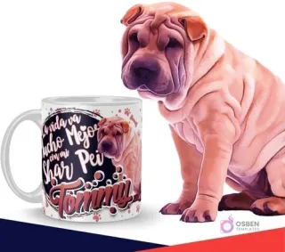 Taza con diseño de cachorro Shar Pei y frase 'La vida va mucho mejor con mi Shar Pei Tommy', al lado de una ilustración de un Shar Pei de color arena