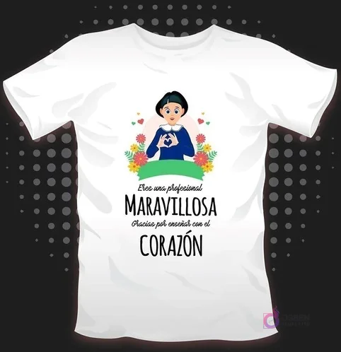 Polera blanca sublimada con un diseño de educadora de párvulos, mostrando una maestra con corazón en las manos y la frase 'Eres una profesional maravillosa, gracias por enseñar con el corazón'.
