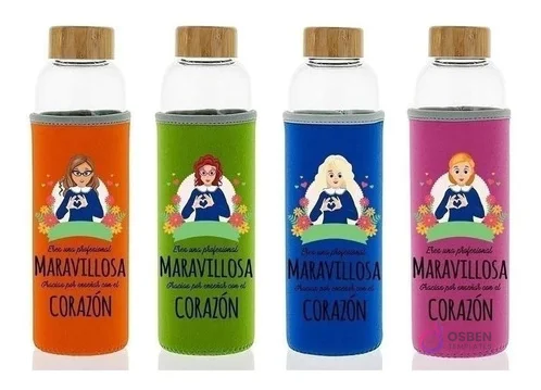 Cuatro botellas de agua sublimadas con fundas de colores (naranja, verde, azul, magenta), cada una con un diseño diferente de educadora de párvulos y la frase 'Eres una profesional maravillosa, gracias por enseñar con el corazón'.