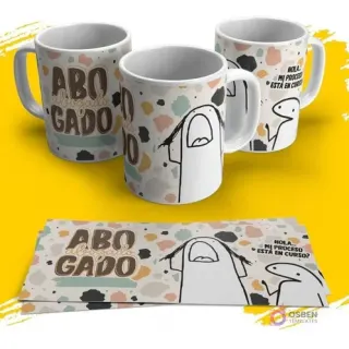 Taza para sublimar Flork abogado con diseño humorístico 'Hola... Mi proceso está en curso?' y Flork esperando con expectación, fondo beige con formas abstractas.