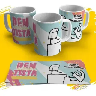 Diseño de taza Flork dentista con frase cómica 'Mi diente se rompió bebiendo aguaaa...' y Flork con diente roto, sobre fondo azul claro y rosa.