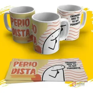 Plantilla sublimación taza Flork periodista con frase ingeniosa 'Chismoso eres tú... Yo soy periodista' y Flork señalando, fondo ocre y salmón.