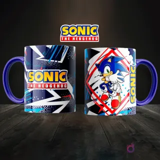 Dos tazas de sublimación con diseño de Sonic The Hedgehog, una con el logo y patrones geométricos, la otra con Sonic en pose de acción. Asas azules.