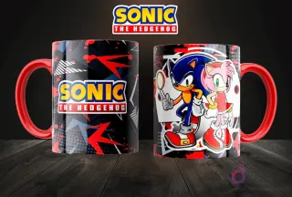Dos tazas de sublimación con asa roja. Una taza presenta el logo de Sonic sobre un fondo negro y rojo, la otra muestra a Sonic y Amy Rose con un fondo explosivo.