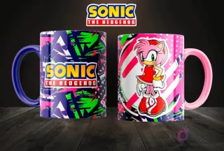 Dos tazas de sublimación con asas de colores, una azul oscuro y otra rosa claro. La taza azul oscuro tiene el logo de Sonic sobre un fondo azul y verde, la taza rosa claro muestra a Amy Rose con un fondo geométrico rosa.