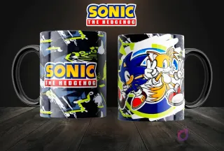 Dos tazas de sublimación con asas negras. Una taza muestra el logo de Sonic sobre un fondo oscuro y amarillo, la otra presenta a Sonic y Tails en una pose amigable con un fondo azul.