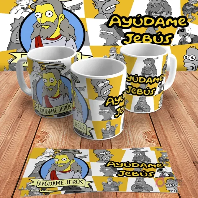 Diseño para taza de sublimación con el personaje de Jesús estilo Los Simpsons y la frase 'Ayúdame Jebús', presentado en tres mockups de tazas y un diseño plano sobre madera.