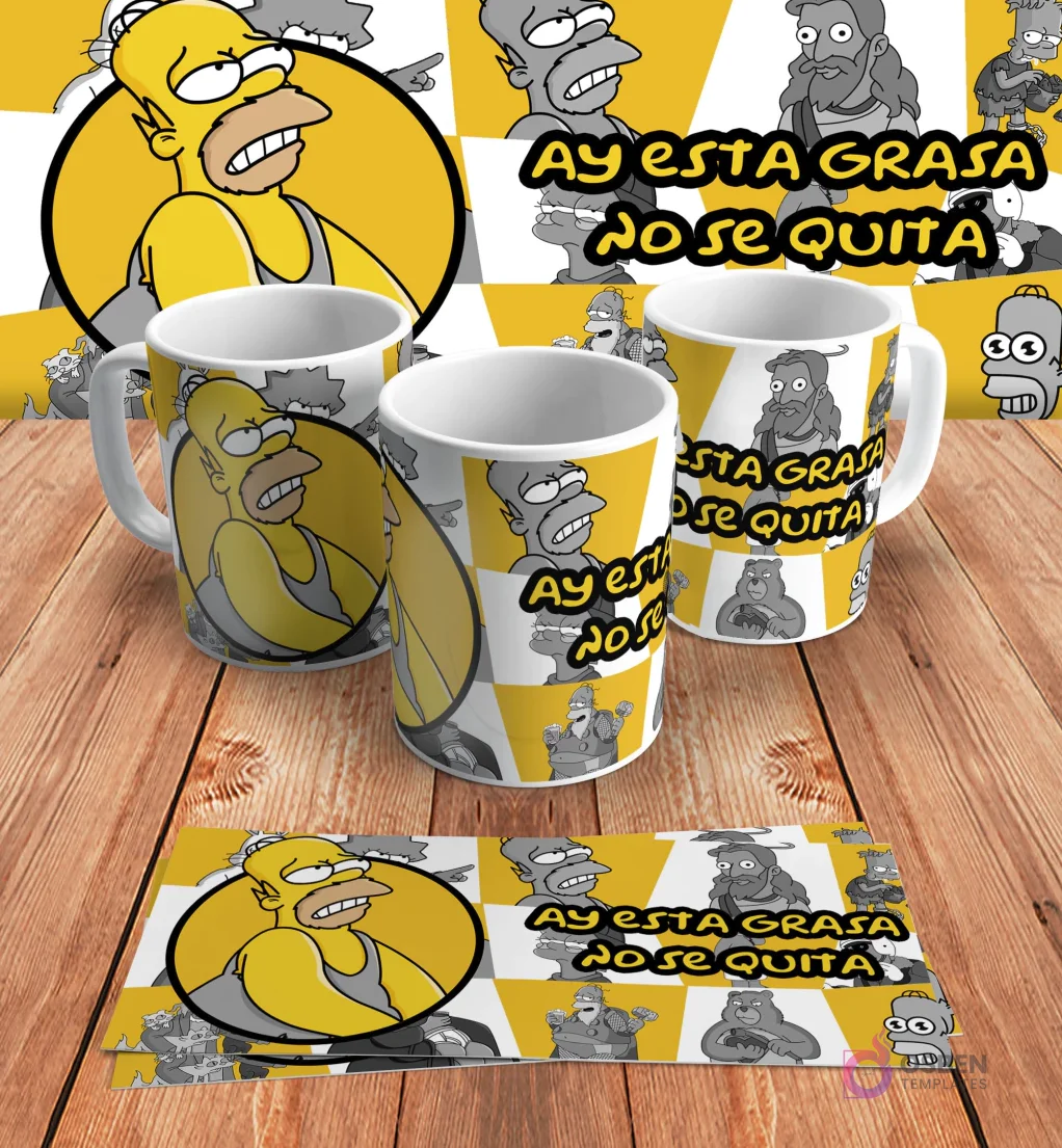 Diseño para taza de sublimación con Homer Simpson y la frase 'Ay esta grasa no se quita', presentado en tres mockups de tazas y un diseño plano sobre madera.