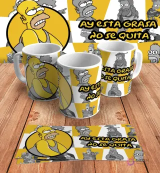 Diseño para taza de sublimación con Homer Simpson y la frase 'Ay esta grasa no se quita', presentado en tres mockups de tazas y un diseño plano sobre madera.