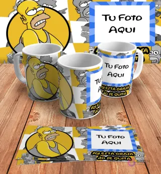 Plantilla personalizable para taza de sublimación de Los Simpsons, con espacio para añadir 'Tu Foto Aquí' junto al diseño de Homer Simpson y la frase 'Ay esta grasa no se quita', en mockups.