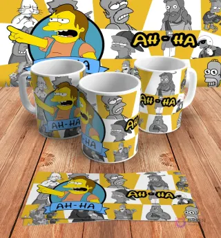 Diseño para taza de sublimación con Nelson Muntz de Los Simpsons gritando 'Ah-Ha', presentado en tres mockups de tazas y un diseño plano sobre madera.