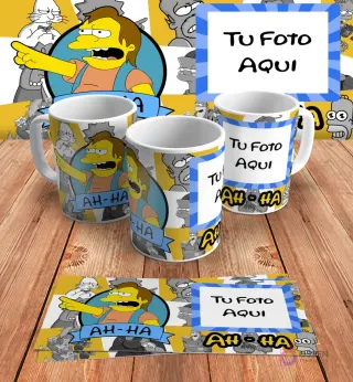 Plantilla personalizable para taza de sublimación de Los Simpsons, con espacio para añadir 'Tu Foto Aquí' junto al diseño de Nelson Muntz y 'Ah-Ha', en mockups.