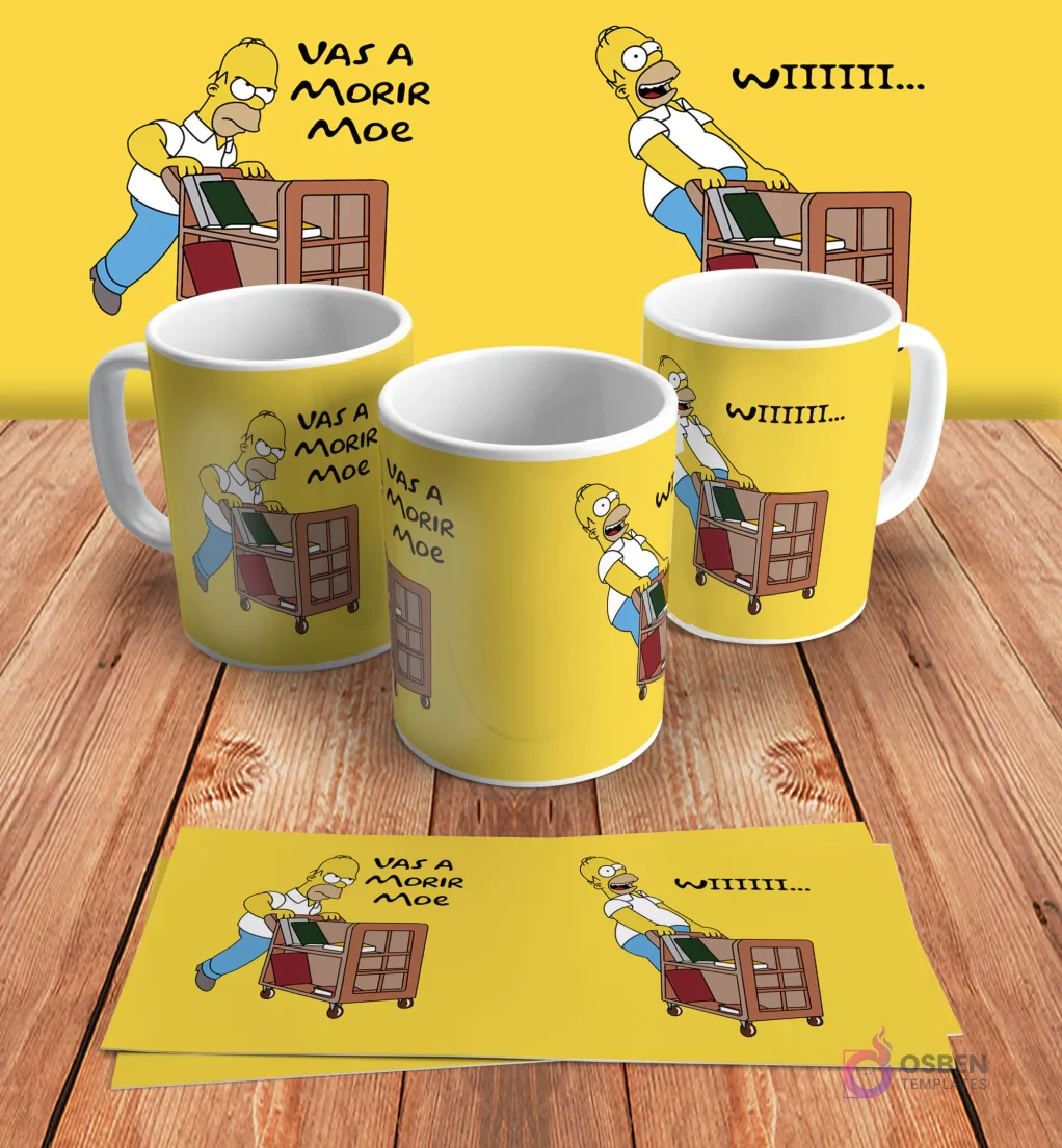 Diseño para taza de sublimación con Homer Simpson empujando una librería y la frase 'Vas a morir Moe', presentado en tres mockups de tazas y un diseño plano sobre madera.