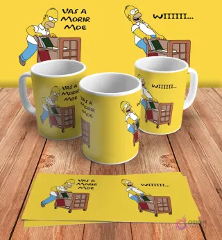 Diseño para taza de sublimación con Homer Simpson empujando una librería y la frase 'Vas a morir Moe', presentado en tres mockups de tazas y un diseño plano sobre madera.