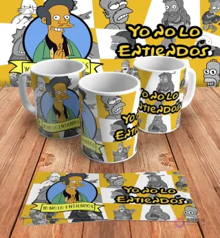 Diseño para taza de sublimación con Apu Nahasapeemapetilon de Los Simpsons y la frase 'Yo no lo entiendos', en mockups de tazas y diseño plano sobre madera.