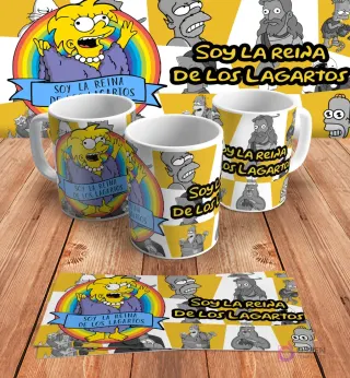 Diseño para taza de sublimación con Agnes Skinner de Los Simpsons y la frase 'Soy la Reina de los Lagartos', en mockups de tazas y diseño plano sobre madera.