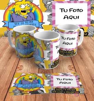 Plantilla personalizable para taza de sublimación de Los Simpsons, con espacio para añadir 'Tu Foto Aquí' junto al diseño de Agnes Skinner y 'Soy la Reina de los Lagartos', en mockups.