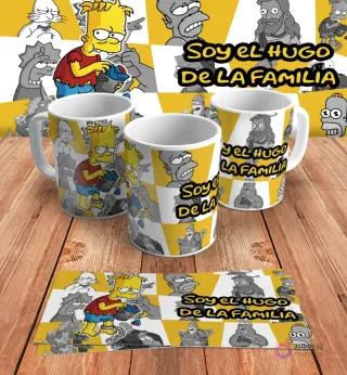Diseño para taza de sublimación con Bart Simpson como Hugo (su hermano gemelo) y la frase 'Soy el Hugo de la familia', presentado en mockups de tazas y diseño plano sobre madera.