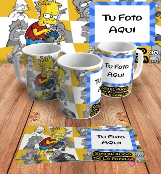 Plantilla personalizable para taza de sublimación de Los Simpsons, con espacio para añadir 'Tu Foto Aquí' junto al diseño de Bart como Hugo y 'Soy el Hugo de la familia', en mockups.