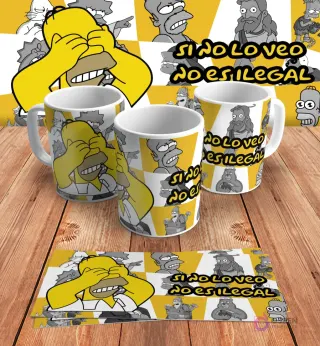 Diseño para taza de sublimación con Homer Simpson tapándose los ojos y la frase 'Si no lo veo no es ilegal', en mockups de tazas y diseño plano sobre madera.