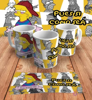 Diseño para taza de sublimación con Lisa Simpson estilo rapera, con gorra y gafas, y la frase 'Pues sí, como sea', en mockups de tazas y diseño plano sobre madera.
