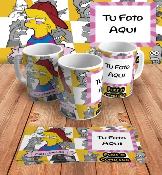 Plantilla personalizable para taza de sublimación de Los Simpsons, con espacio para añadir 'Tu Foto Aquí' junto al diseño de Lisa rapera y 'Pues sí, como sea', en mockups.