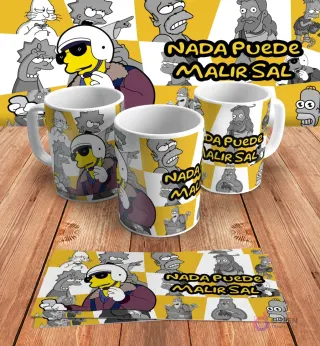 Diseño para taza de sublimación con Bart Simpson con casco y gafas de sol, y la frase 'Nada puede malir sal', en mockups de tazas y diseño plano sobre madera.
