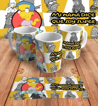 Diseño para taza de sublimación con Milhouse Van Houten de Los Simpsons y la frase 'Mi mamá dice que soy súper', en mockups de tazas y diseño plano sobre madera.