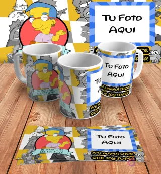Plantilla personalizable para taza de sublimación de Los Simpsons, con espacio para añadir 'Tu Foto Aquí' junto al diseño de Milhouse y 'Mi mamá dice que soy súper', en mockups.