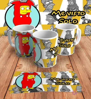 Diseño para taza de sublimación con Maggie Simpson disfrazada de Homer y la frase 'Me visto solo', en mockups de tazas y diseño plano sobre madera.