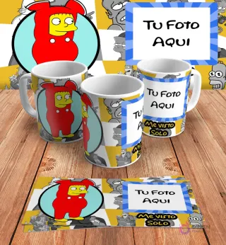 Plantilla personalizable para taza de sublimación de Los Simpsons, con espacio para añadir 'Tu Foto Aquí' junto al diseño de Maggie disfrazada de Homer y 'Me visto solo', en mockups.