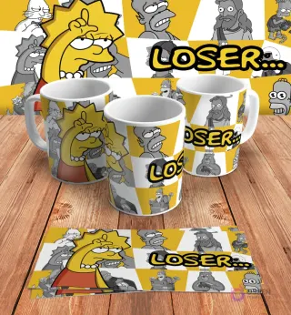 Diseño para taza de sublimación con Lisa Simpson haciendo el gesto de 'L' en la frente y la palabra 'LOSER...', en mockups de tazas y diseño plano sobre madera.