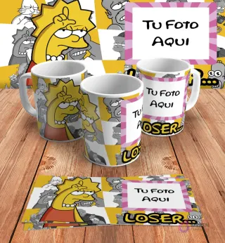 Plantilla personalizable para taza de sublimación de Los Simpsons, con espacio para añadir 'Tu Foto Aquí' junto al diseño de Lisa y la palabra 'LOSER...', en mockups.