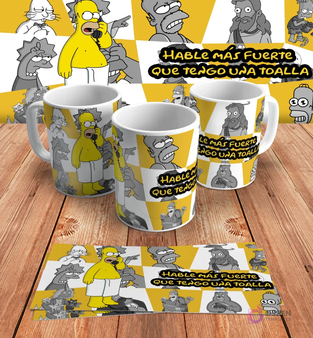 Diseño para taza de sublimación con Homer Simpson envuelto en una toalla y la frase 'Hable más fuerte que tengo una toalla', en mockups de tazas y diseño plano sobre madera.