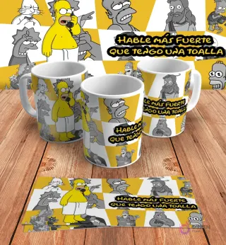 Diseño para taza de sublimación con Homer Simpson envuelto en una toalla y la frase 'Hable más fuerte que tengo una toalla', en mockups de tazas y diseño plano sobre madera.