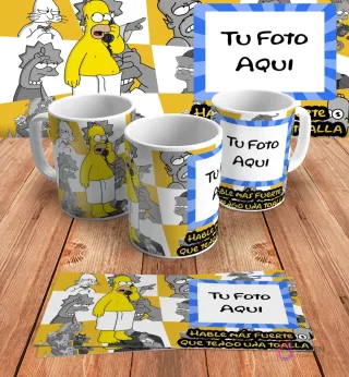 Plantilla personalizable para taza de sublimación de Los Simpsons, con espacio para añadir 'Tu Foto Aquí' junto al diseño de Homer con toalla y 'Hable más fuerte', en mockups.