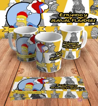 Diseño para taza de sublimación con Homer Simpson soñando con Ned Flanders, con la frase 'Estúpido y sensual Flanders', en mockups de tazas y diseño plano sobre madera.