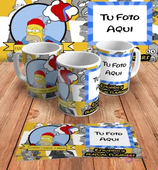 Plantilla personalizable para taza de sublimación de Los Simpsons, con espacio para añadir 'Tu Foto Aquí' junto al diseño de 'Estúpido y sensual Flanders' de Homer, en mockups.