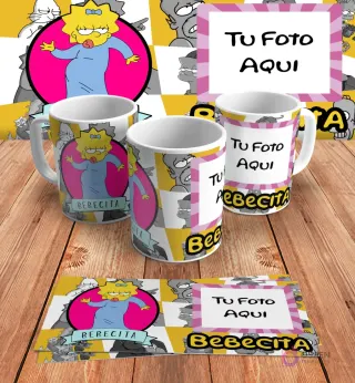 Plantilla personalizable para taza de sublimación de Los Simpsons, con espacio para añadir 'Tu Foto Aquí' junto al diseño de Maggie como 'Bebecita', en mockups.