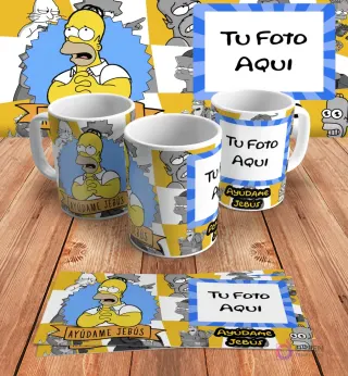 Plantilla personalizable para taza de sublimación de Los Simpsons, con espacio para añadir 'Tu Foto Aquí' junto al diseño de Homer imitando a Jebús, en mockups.