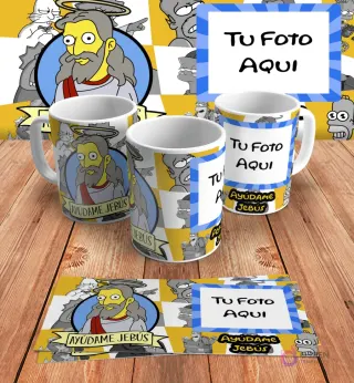 Plantilla personalizable para taza de sublimación de Los Simpsons, con espacio para añadir 'Tu Foto Aquí' junto al diseño del personaje de Jesús estilo Los Simpsons y la frase 'Ayúdame Jebús', en mockups.