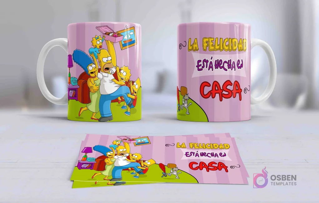 Taza de Los Simpsons con diseño de la familia completa (Homer, Marge, Bart, Lisa, Maggie) en escena caótica y alegre, con la frase 'La felicidad está hecha en casa' sobre fondo rosa.