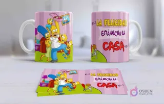 Taza de Los Simpsons con diseño de la familia completa (Homer, Marge, Bart, Lisa, Maggie) en escena caótica y alegre, con la frase 'La felicidad está hecha en casa' sobre fondo rosa.