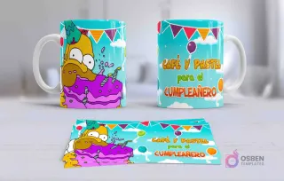Taza con diseño de Homer Simpson celebrando un cumpleaños, comiendo pastel morado y llevando un gorro festivo, con la frase 'Café y pastel para el cumpleañero' sobre fondo festivo.