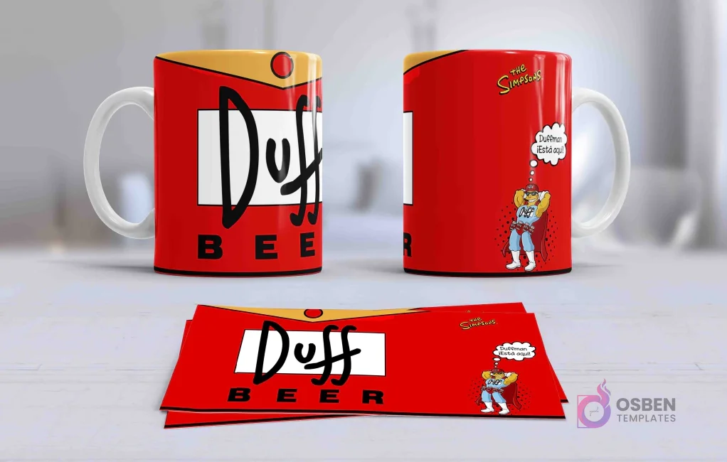 Taza sublimada con el logo de la cerveza 'Duff Beer' en el frente y Homer Simpson disfrazado de la mascota Duffman al reverso, sobre un vibrante fondo rojo.