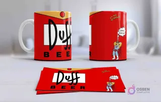 Taza sublimada con el logo de la cerveza 'Duff Beer' en el frente y Homer Simpson disfrazado de la mascota Duffman al reverso, sobre un vibrante fondo rojo.